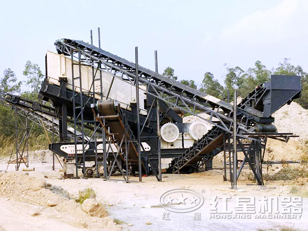 新型青石流動(dòng)碎石機(jī)械作業(yè)現(xiàn)場